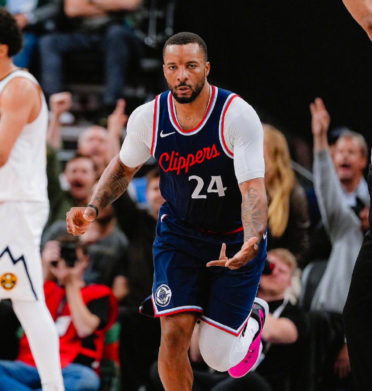 猛龙队员战术精湛,轻取快船夺得总冠军 猛龙队员战术精湛,轻取快船夺得总冠军