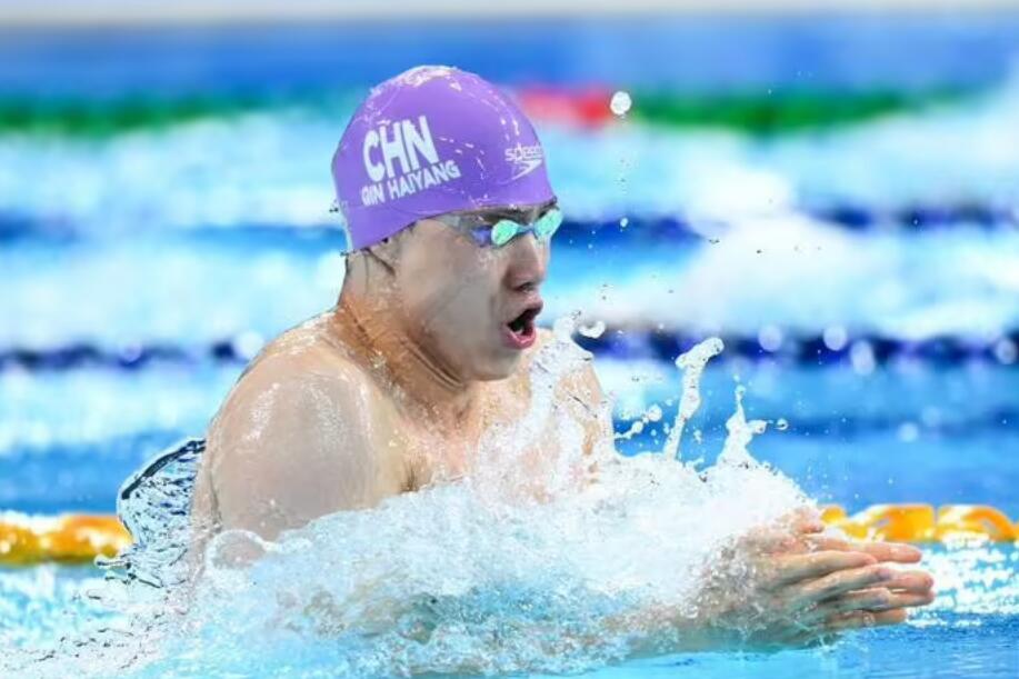 中国游泳运动员夺得金牌，表现出色