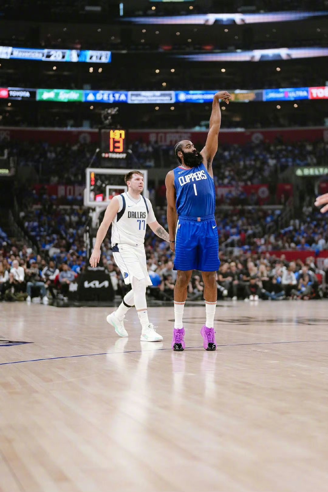 包含快船遭遇独行侠逆转，半场领先分最终失利的词条