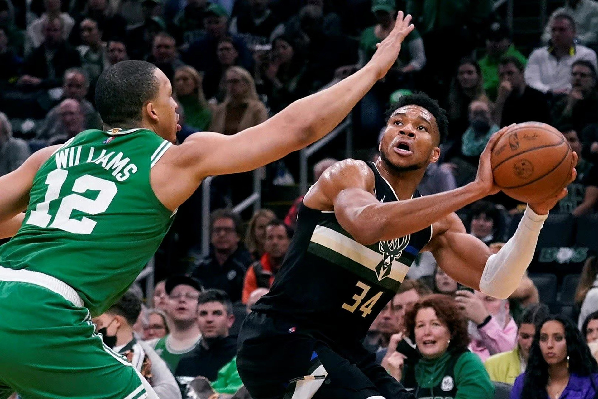 捷克雄鹿主场大胜，继续领跑积分榜的简单介绍