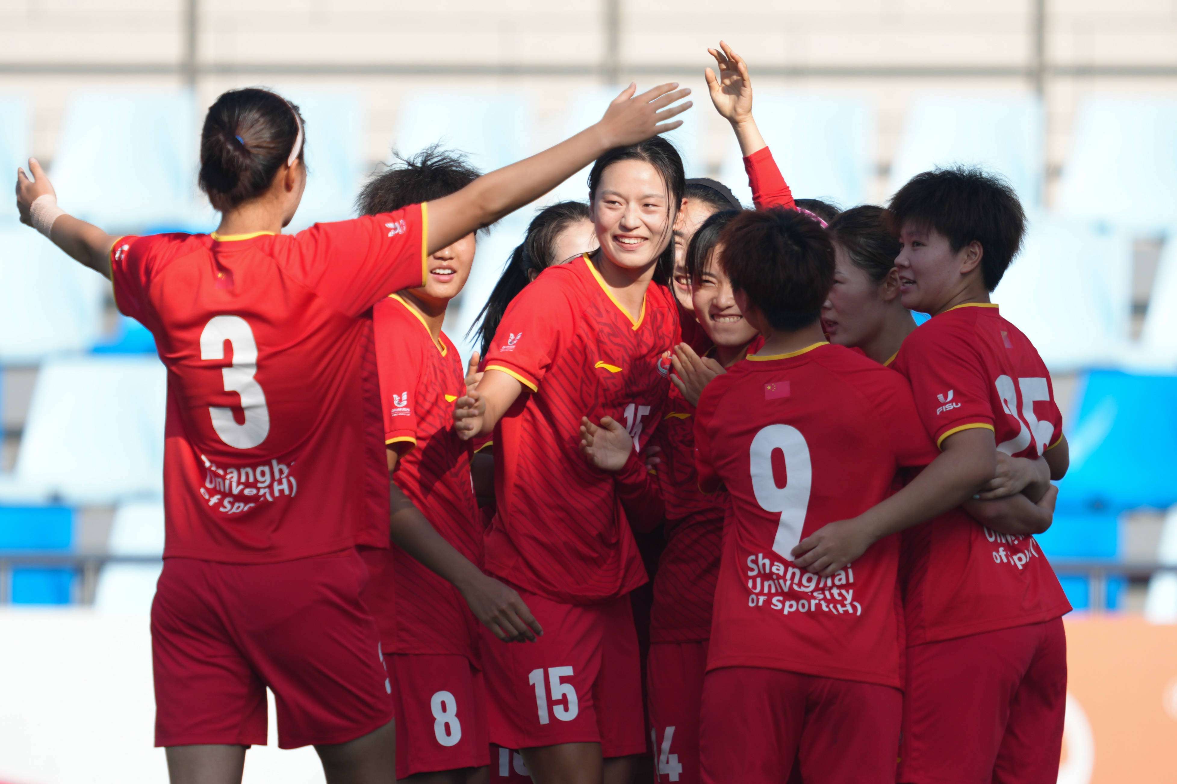 女子足球联赛中,实力强劲的球队获胜 女子足球联赛中,实力强劲的球队获胜