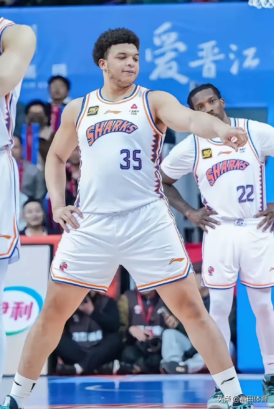 上海男篮沉着应战，战胜对手