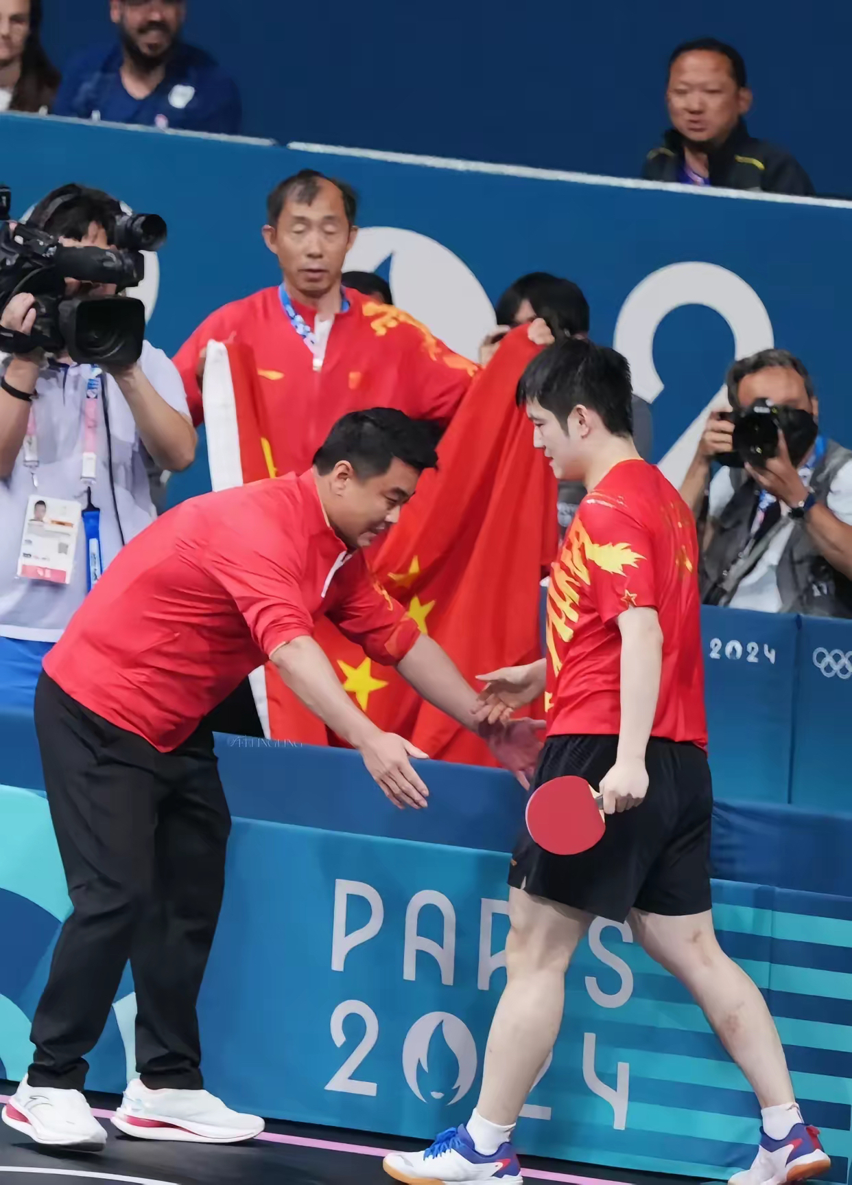 英格兰队轻取波兰队，王皓惊艳四座